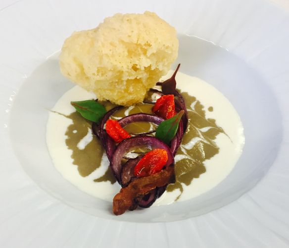 Uovo in tempura di pecorino su fonduta di lenticchie. Andrea Fugnanesi 